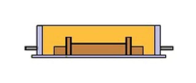 Foto O fundidor prepara a parte inferior do molde, o semi-modelo é recoberto com areia.