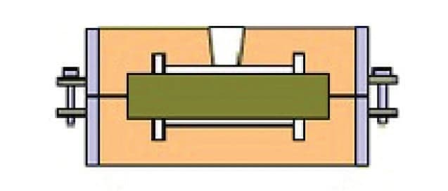 Foto O macho é colocado em seus apoios, e depois o molde é fechado.