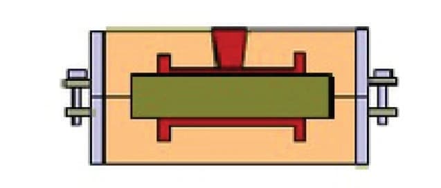 Foto O fundidor procede então ao vazamento da liga fundida no molde.