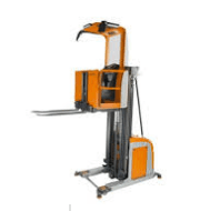 Empilhadeiras com posto de condução elevável